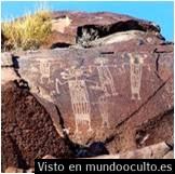 Petroglifos+de+seres+con+extrañas+vestimentas+proliferan+en+los+montes+Coso[1]