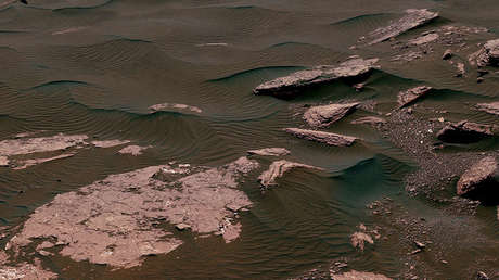 Aproximadamente el 90% de las imágenes tomadas por uno de los principales instrumentos de la sonda marciana Mars Reconnaissance Orbiter (MRO) de la NASA muestran cosas equivocadas cuestionando la existencia de agua y como consecuencia la vida en el planeta rojo   Mundo oculto